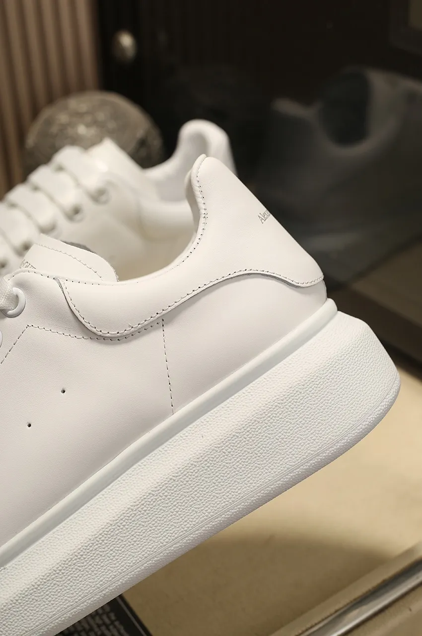 👟👟Ex-factory price 480👟👟 Men's size +10 High-quality upgraded version🔥Real shot of Alexander McQUEEN (McQueen)🎉The highest quality silk cowhide version on the market🎊, imported water-dyed sheepskin inside, counter 1:1 replica, star style T stage catwalk, a must-have for fashionistas , the original high-temperature and ultra-clear air compressor logo on the foot, absolutely counter-matched version, the arc of the back bag is truly genuine 0⃣️ difference, using an exclusive privately molded double-layer vacuum outsole, which is light on the foot and has excellent rebound! Running🏃✈️The first choice item for outdoor sports💅💅Trend and fashion coexist📣 Women’s style: 35-39, Men’s style: 39-44